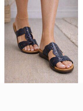 NIB Easy Spirit Brixton 3 black sandals.